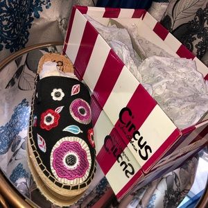 CIRCUS BRAND FLATS